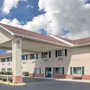 Super 8 By Wyndham Three Rivers